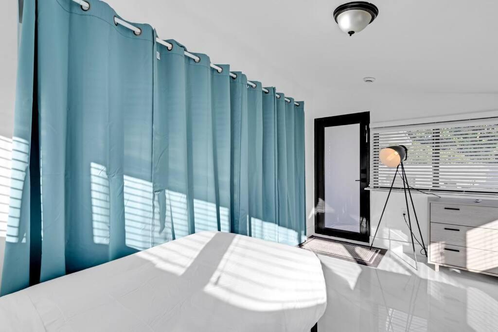 Modern Home, Heated Pool Hot-tub, 12min To Ocean Pousada Miami