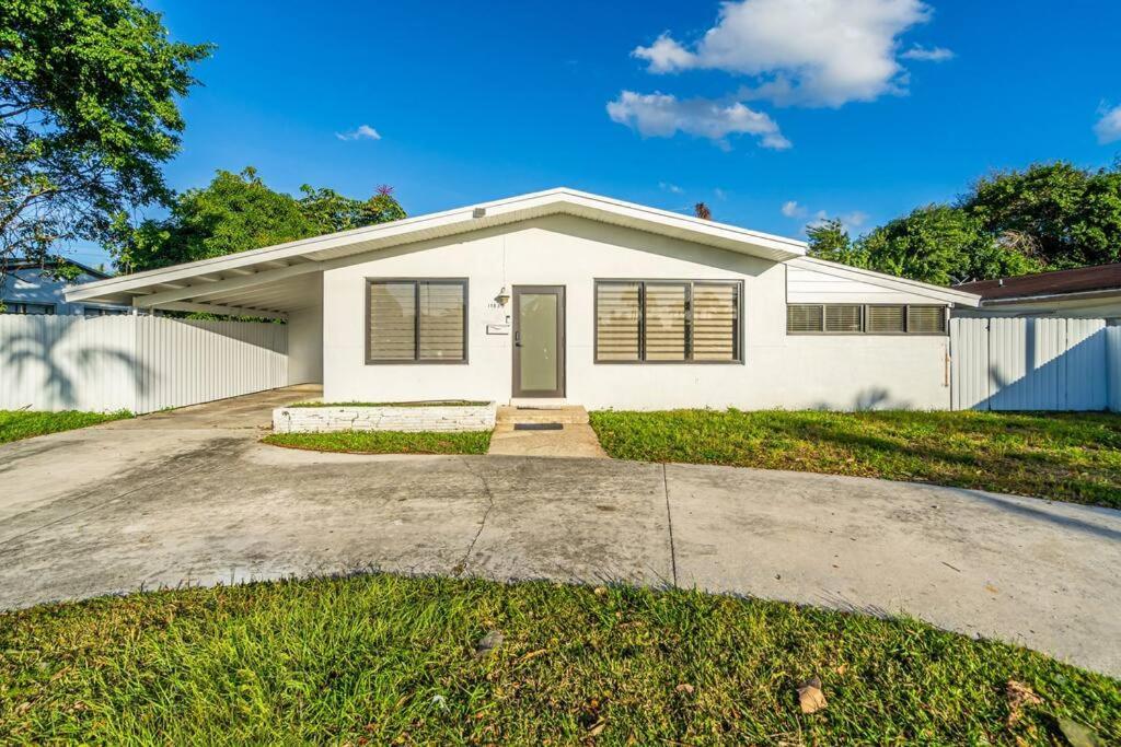 Modern Home, Heated Pool Hot-tub, 12min To Ocean Pousada Miami
