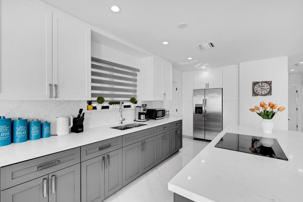 Modern Home, Heated Pool Hot-tub, 12min To Ocean Pousada